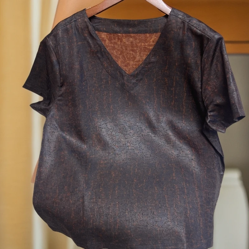 567【云锦坊】新款重磅设计师高定轻奢老料龟裂纹咖龟V领短袖