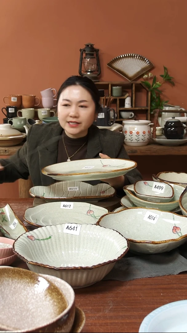 陶瓷A537 一只手绘荷花黑点椭圆鱼盘35*20可能微瑕