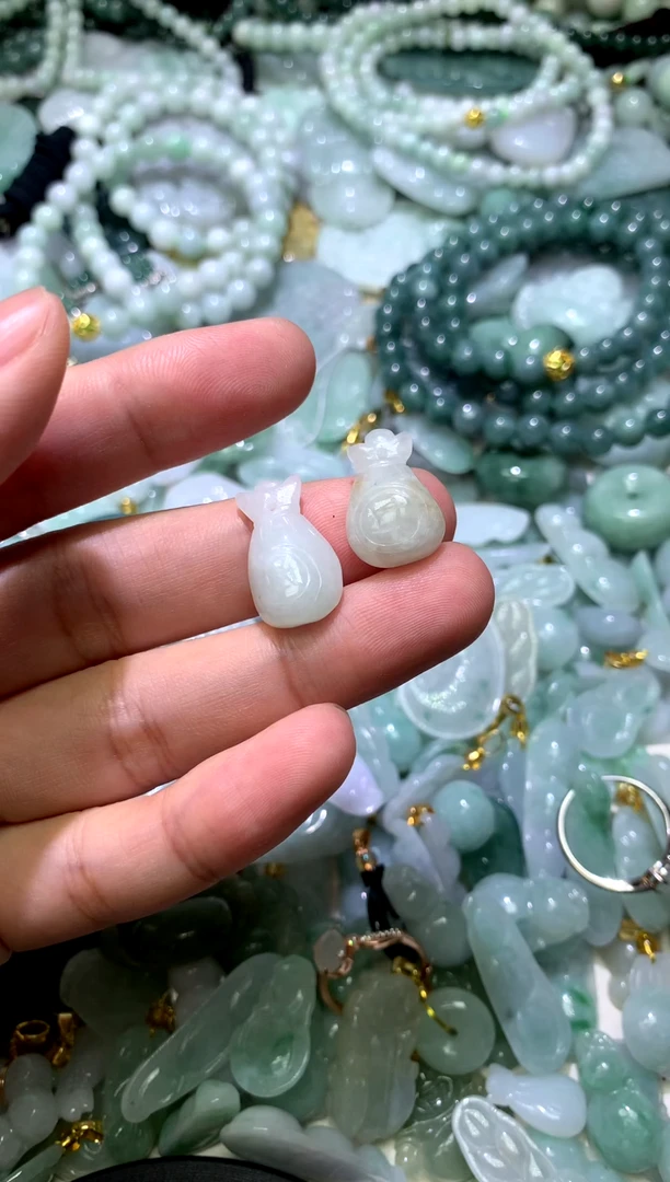 颈饰未镶嵌翡翠福袋