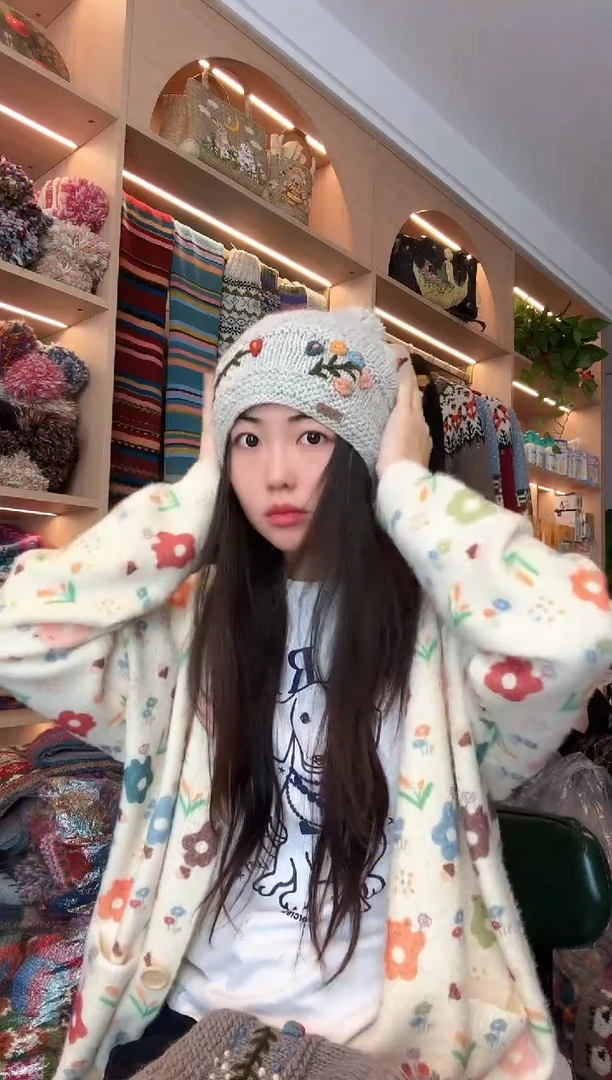 羊毛浅灰色刺绣帽子