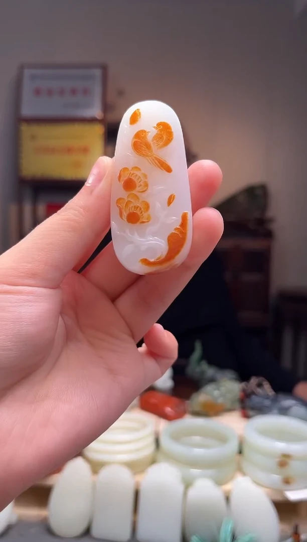 颈饰未镶嵌和田玉吊坠