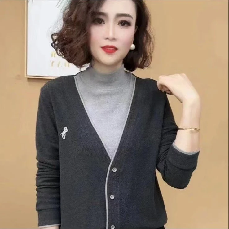 德绒长袖t恤女秋冬新款假两件半高领刺绣上衣时尚减龄保暖打底衫