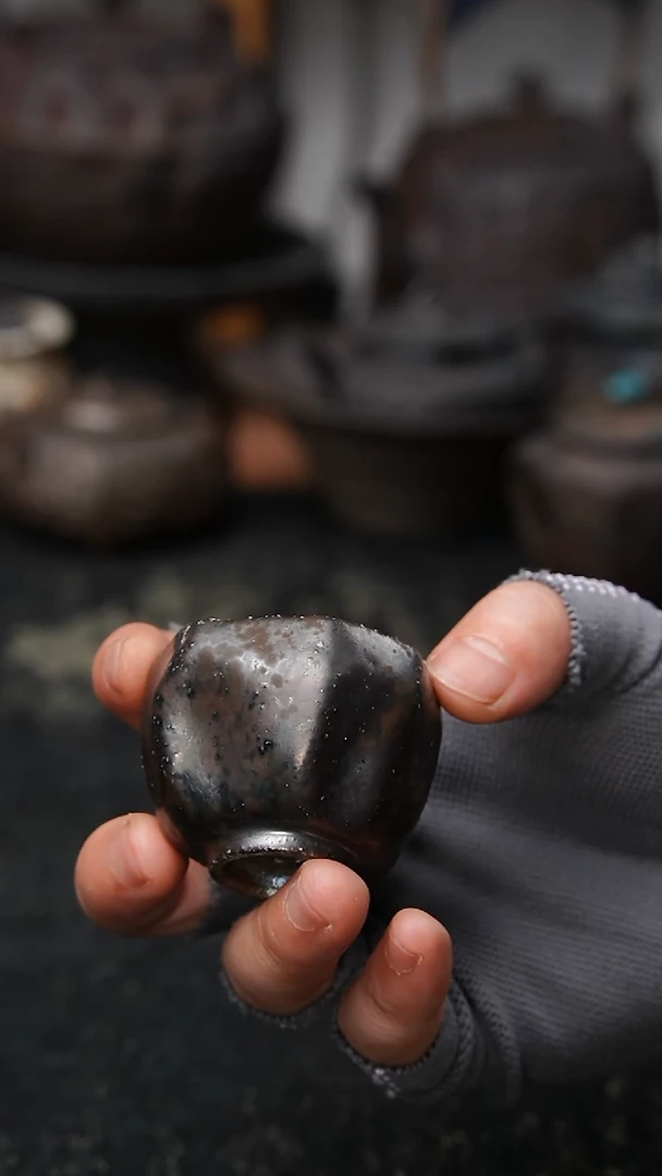 二羊手捏柴烧小品花口杯