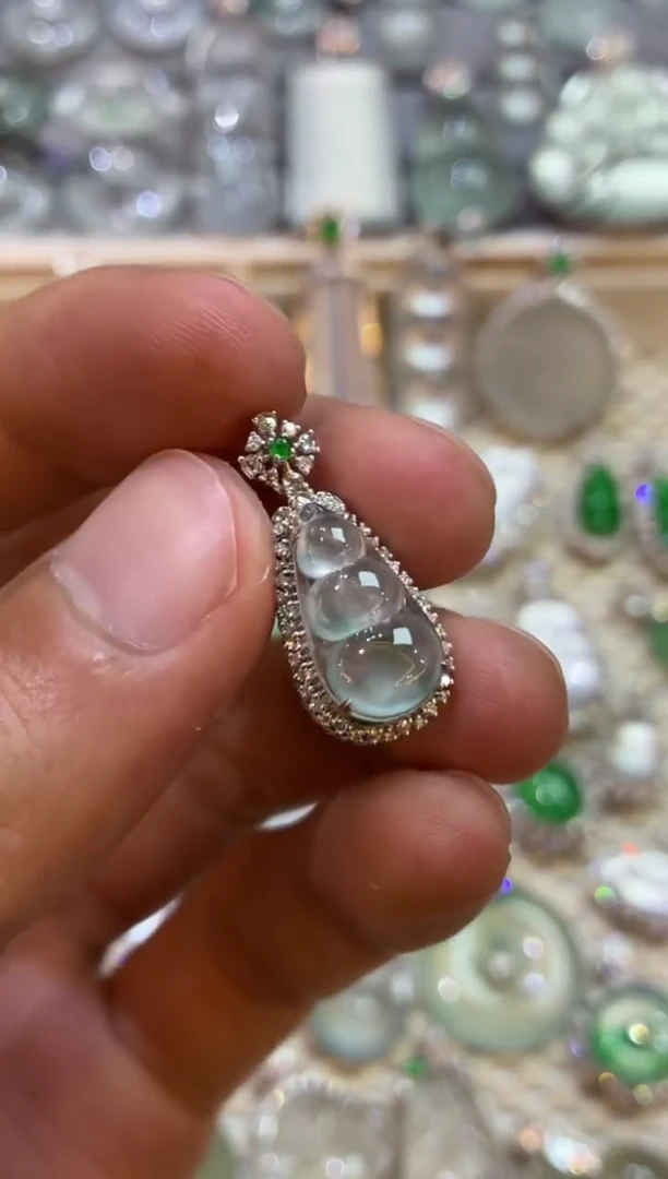 吊坠(不含链)18K金镶嵌翡翠n****颍豆子