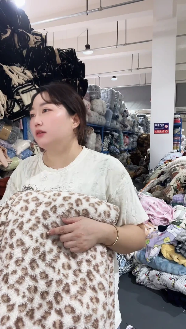 混纺主播手上展示的产品  小豹纹