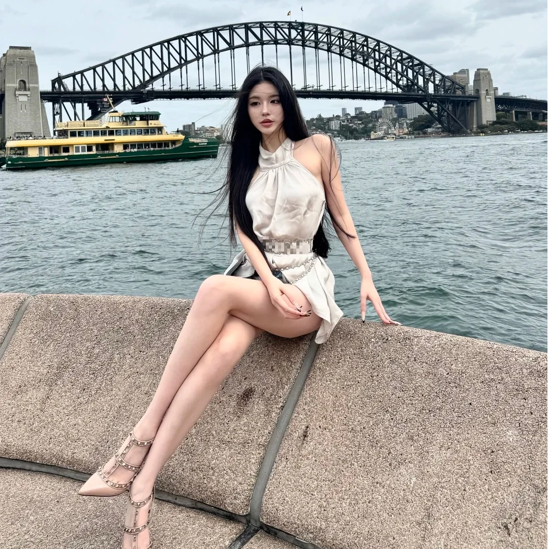 2025秋季新款无袖挂脖高级感设计感纯欲气质修身上衣女配牛仔短裤