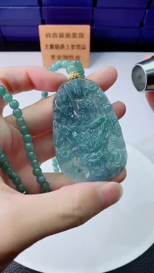 翡翠未镶嵌颈饰     `