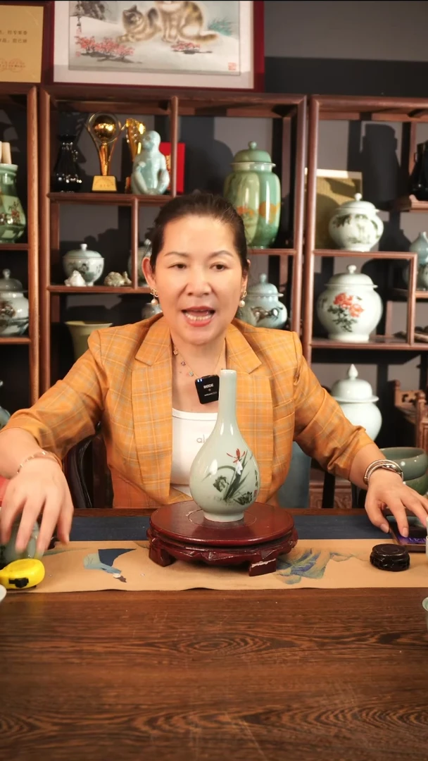 釉中彩 兰花画 收口瓶