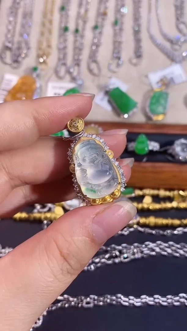 翡翠18K金镶嵌颈饰吊坠