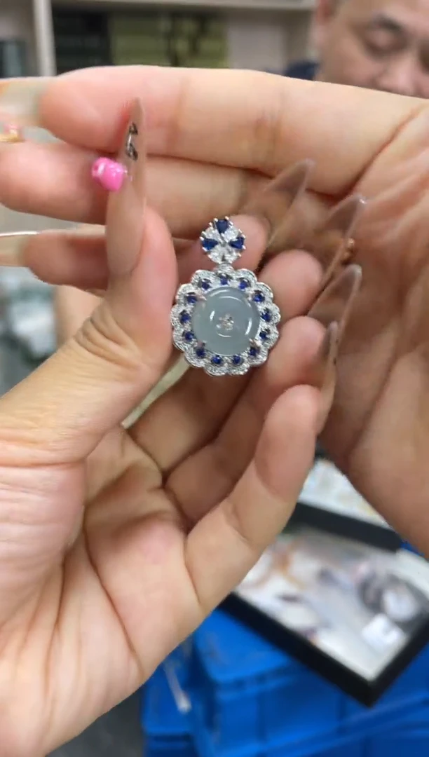 翡翠未镶嵌颈饰多样性发一件