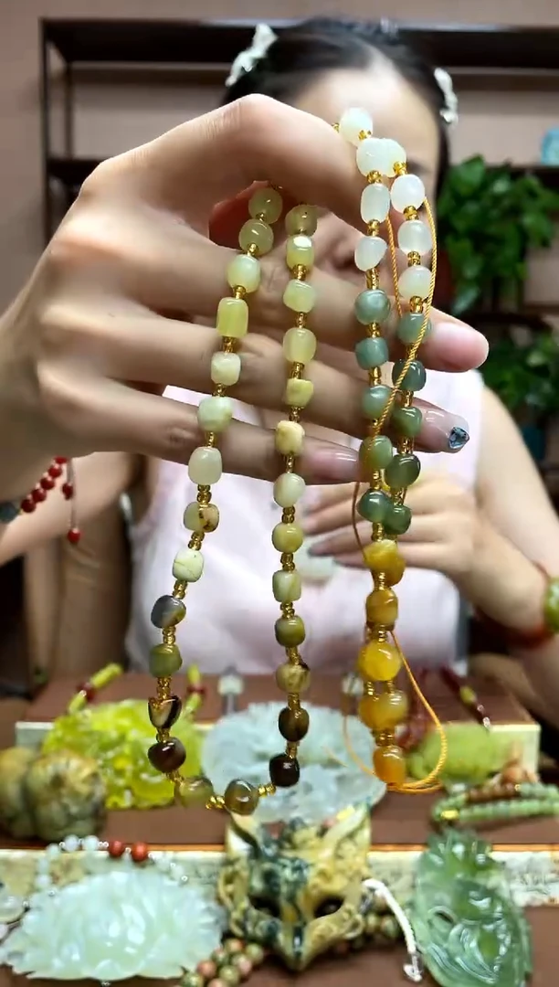 岫玉未镶嵌颈饰·