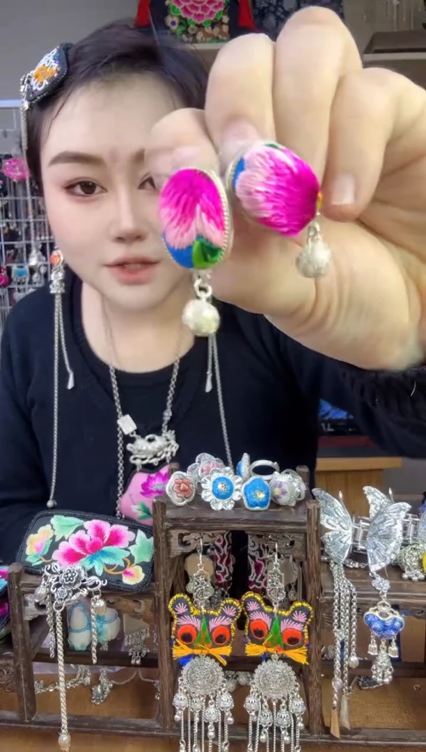 【闪购商品】刺绣纯手工苗绣非遗耳钉款