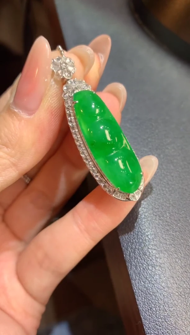 吊坠(不含链)18K金镶嵌翡翠136-豆子（不含链扣