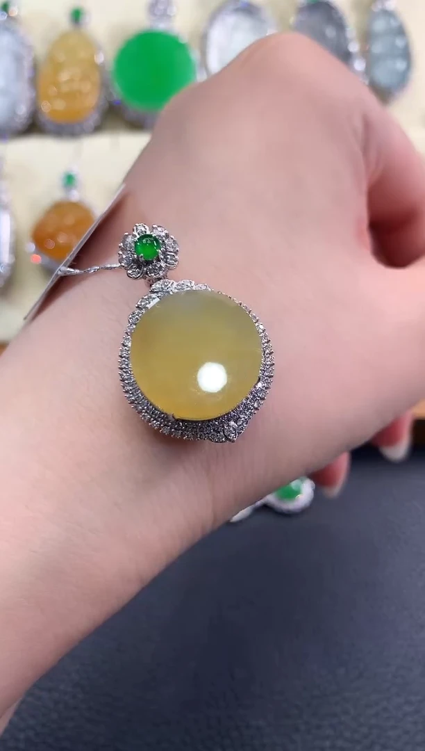 翡翠18K金镶嵌吊坠(不含链)春日珠宝 C89