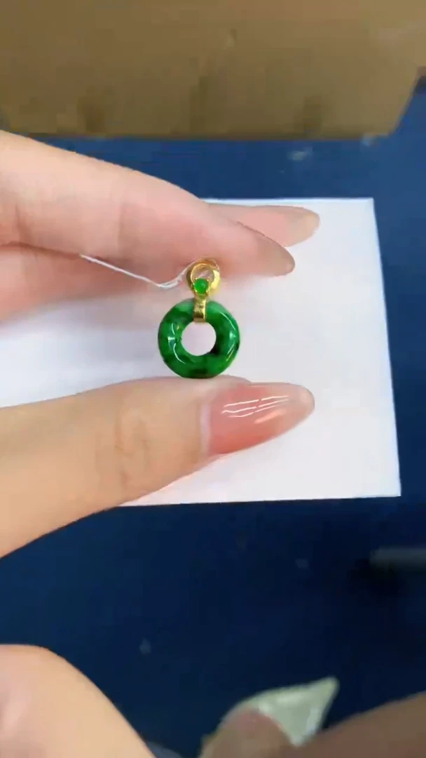 翡翠未镶嵌颈饰           1