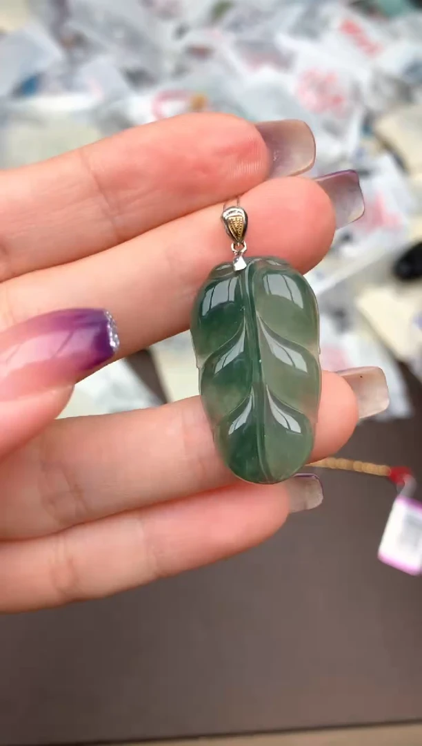 18K金镶嵌挂件翡翠一