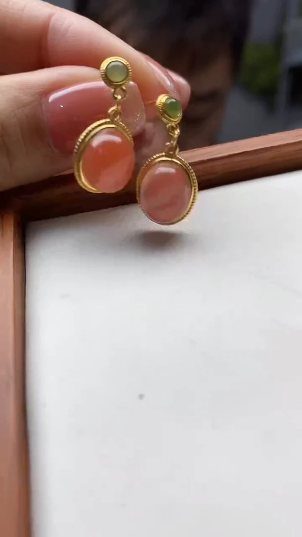 玉材质  ：    南红、