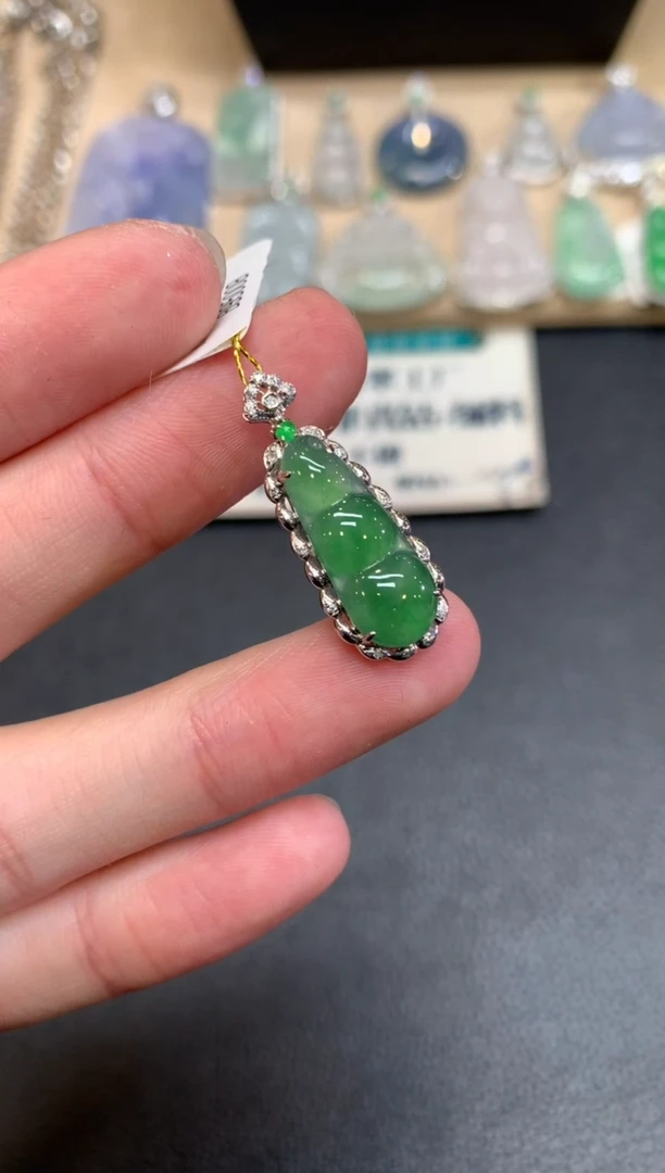 【闪购商品】翡翠颈饰18K金镶嵌福豆【无服务费】