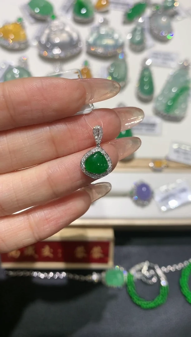 【闪购商品】翡翠吊坠(不含链)18K金镶嵌团购1