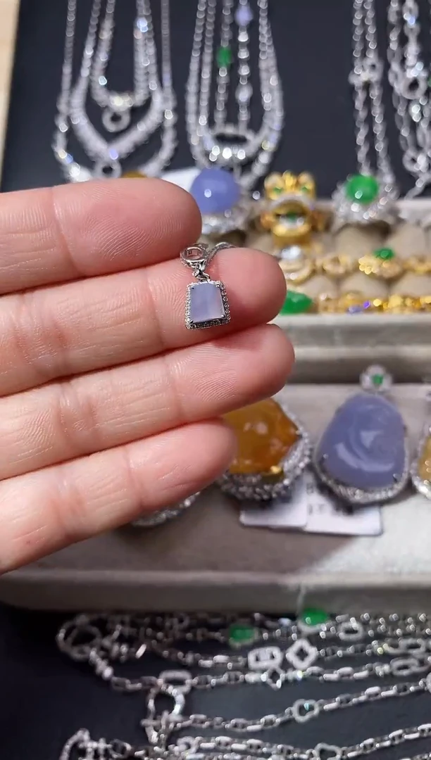 颈饰18K金镶嵌翡翠吊坠