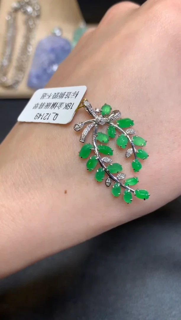 【闪购商品】翡翠颈饰18K金镶嵌叶子【无服务费】
