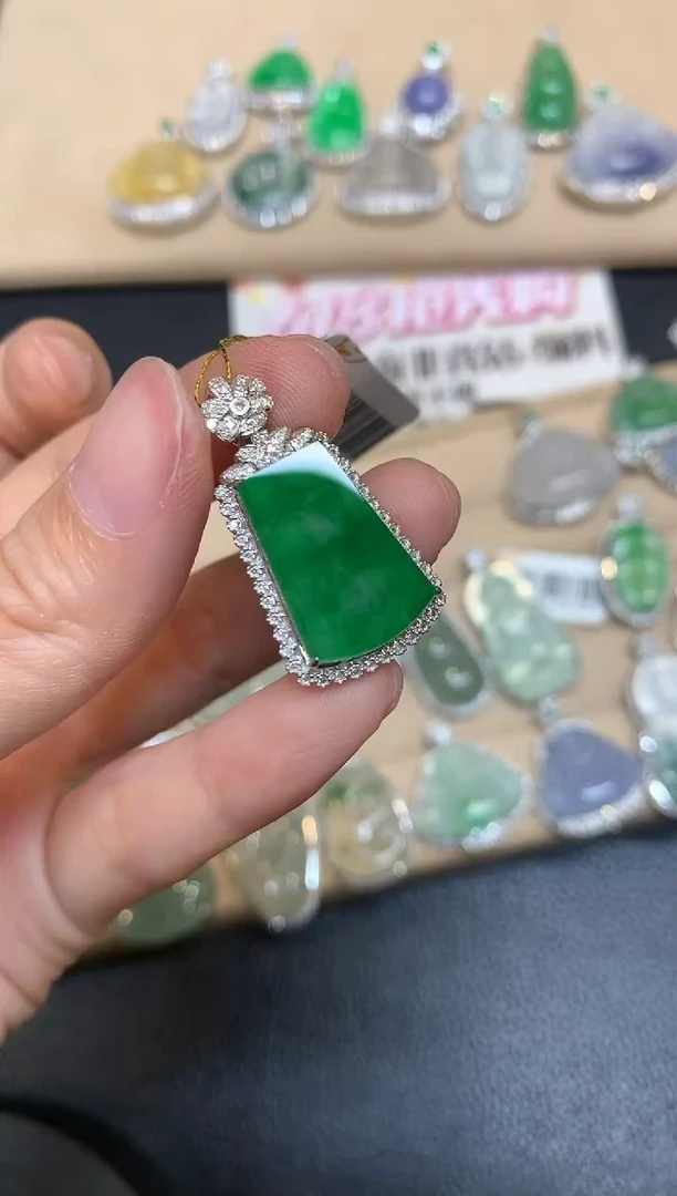 翡翠18K金镶嵌颈饰无事牌【无服务费618