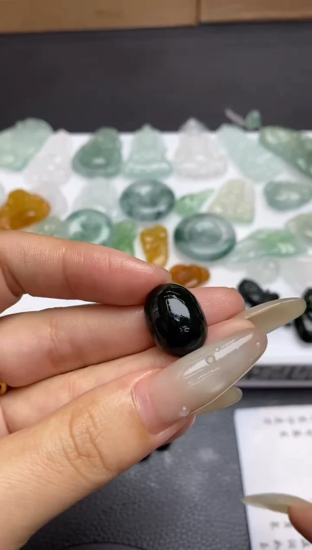 未镶嵌定制翡翠十***咪翡翠毛货~