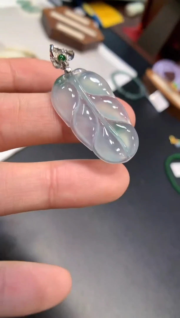 颈饰18K金镶嵌翡翠叶子