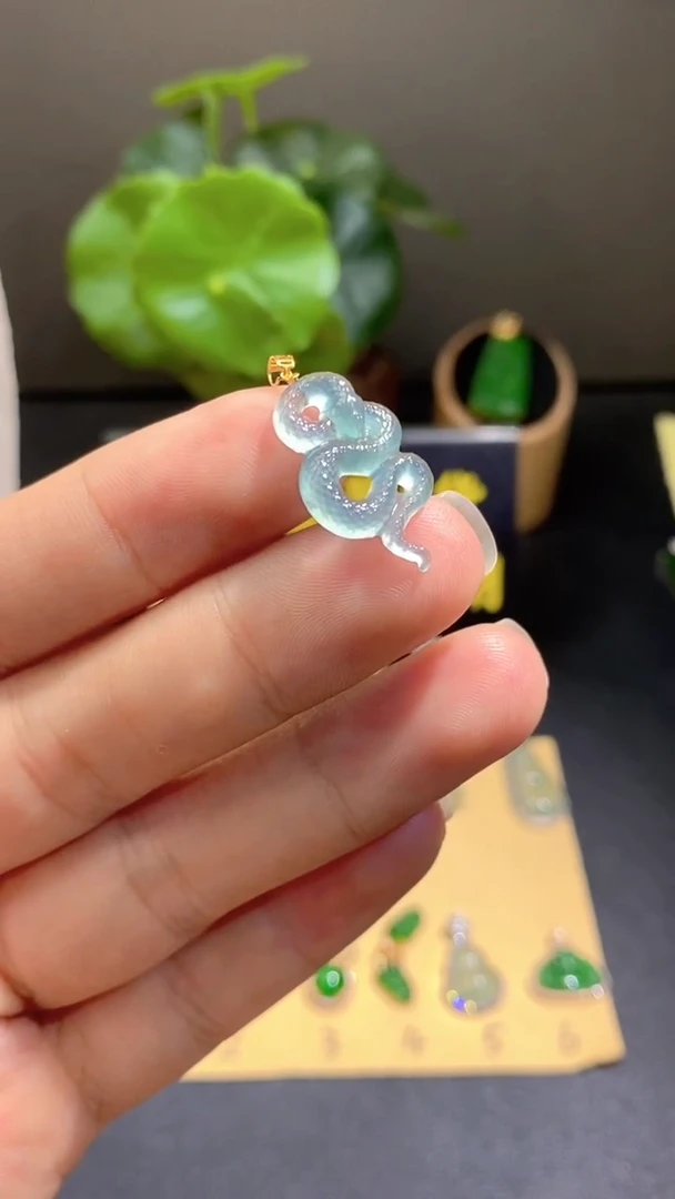 颈饰18K金镶嵌翡翠翡翠A货