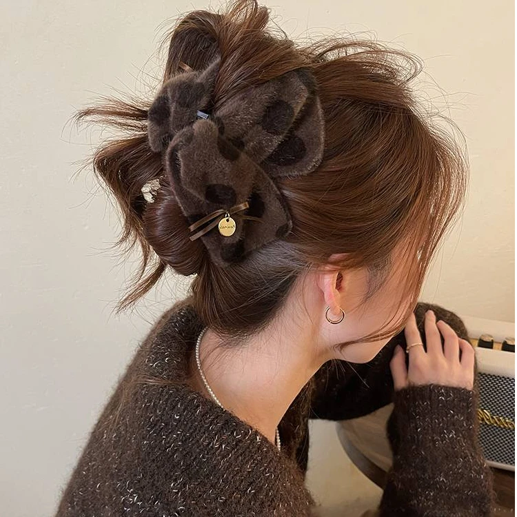 波点毛绒三角抓夹女鲨鱼夹2025新款高级感后脑勺大号发夹秋冬发饰
