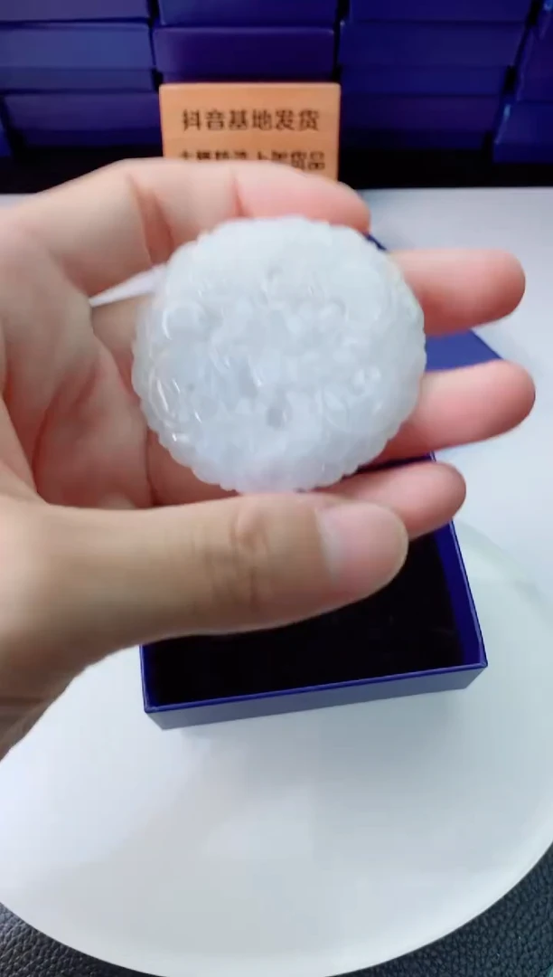 翡翠未镶嵌颈饰     `