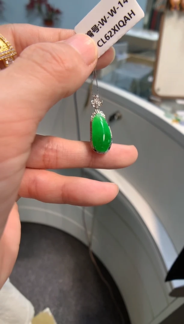 颈饰18K金镶嵌翡翠福瓜