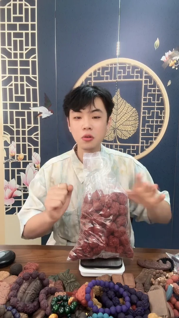 泥塑e****n红麝扎基球（手持