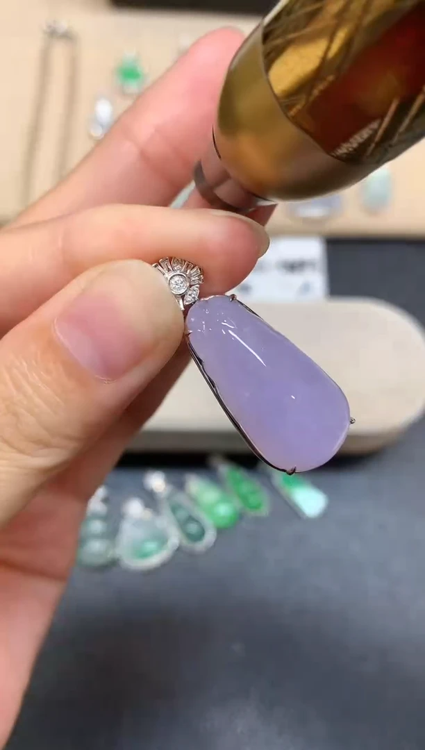 颈饰18K金镶嵌翡翠福瓜【无服务费