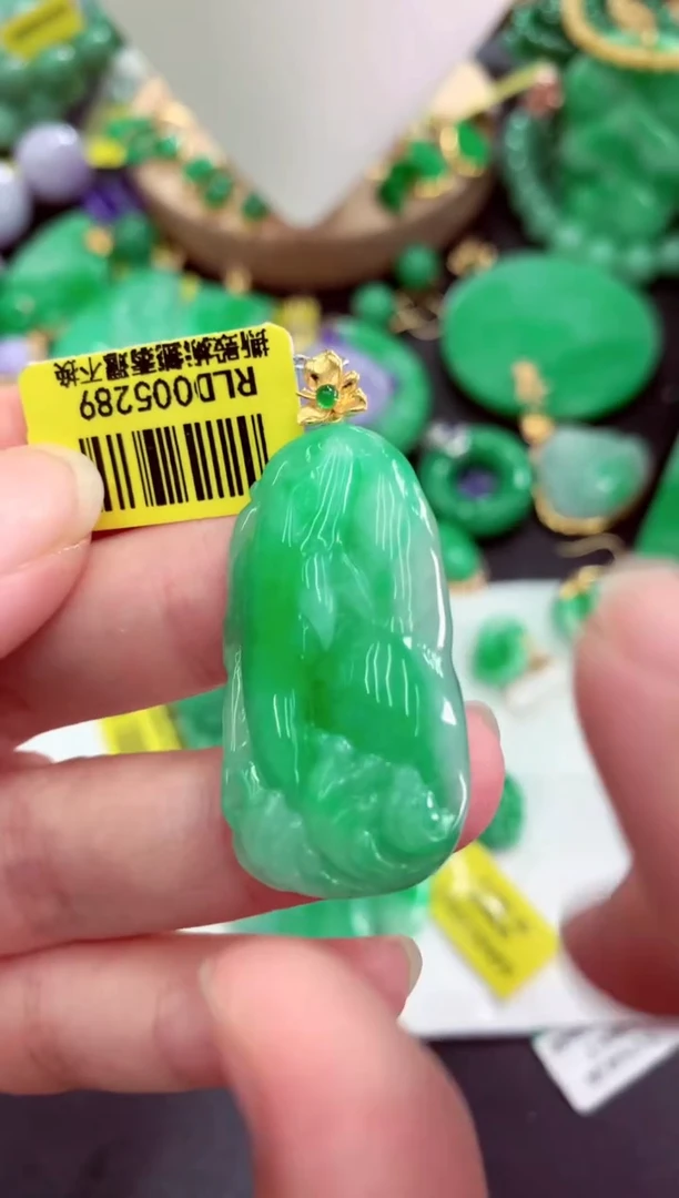 颈饰18K金镶嵌翡翠挂件