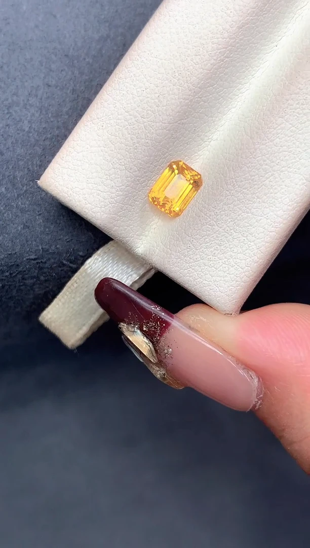 裸石蓝宝石1.11克拉金丝雀