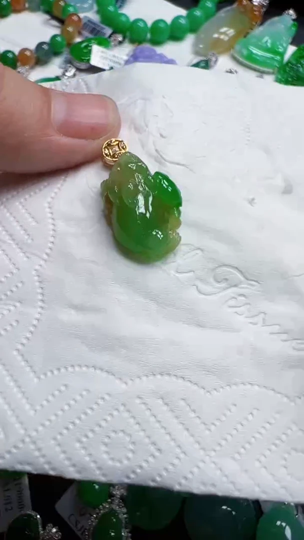 颈饰18K金镶嵌翡翠貔貅