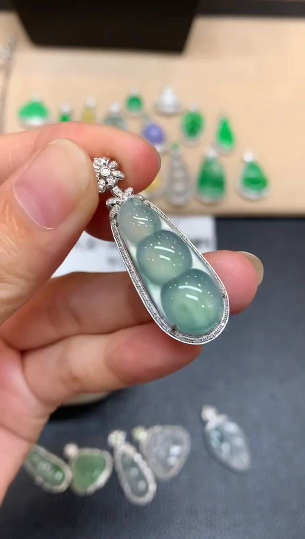 颈饰18K金镶嵌翡翠福豆【无服务费