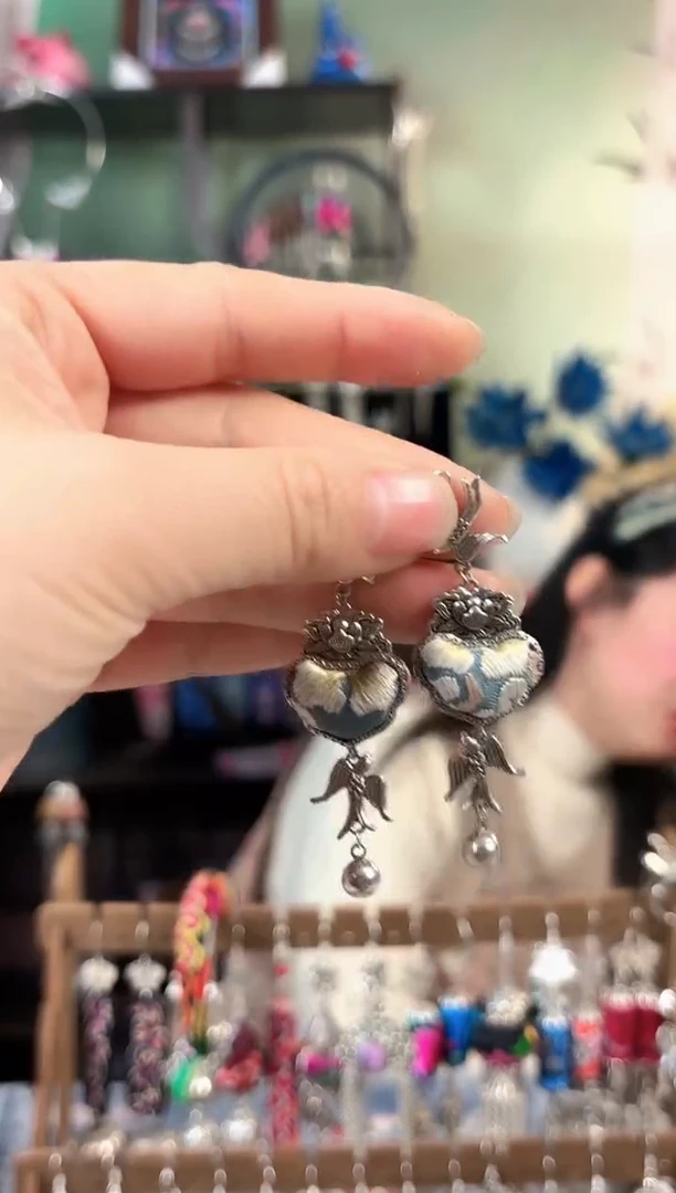 彩云南阁非遗老绣饰品349