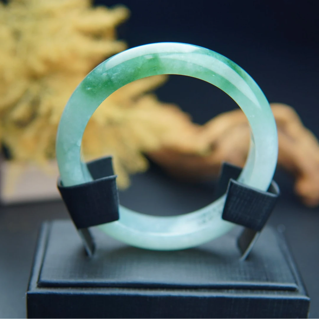 56晴底带绿翡翠手镯50013