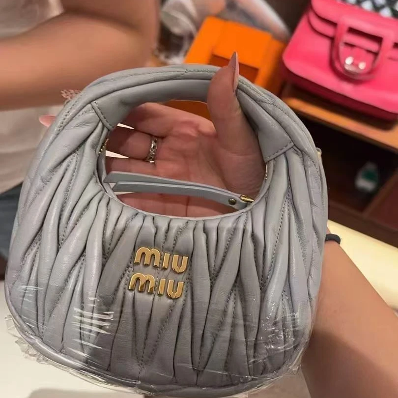 99新 MIU MIU/缪缪 壹臻包展/缪缪褶皱Hobo 单肩包 76790023