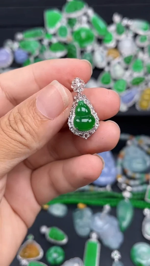 翡翠18K金镶嵌吊坠(不含链)多人