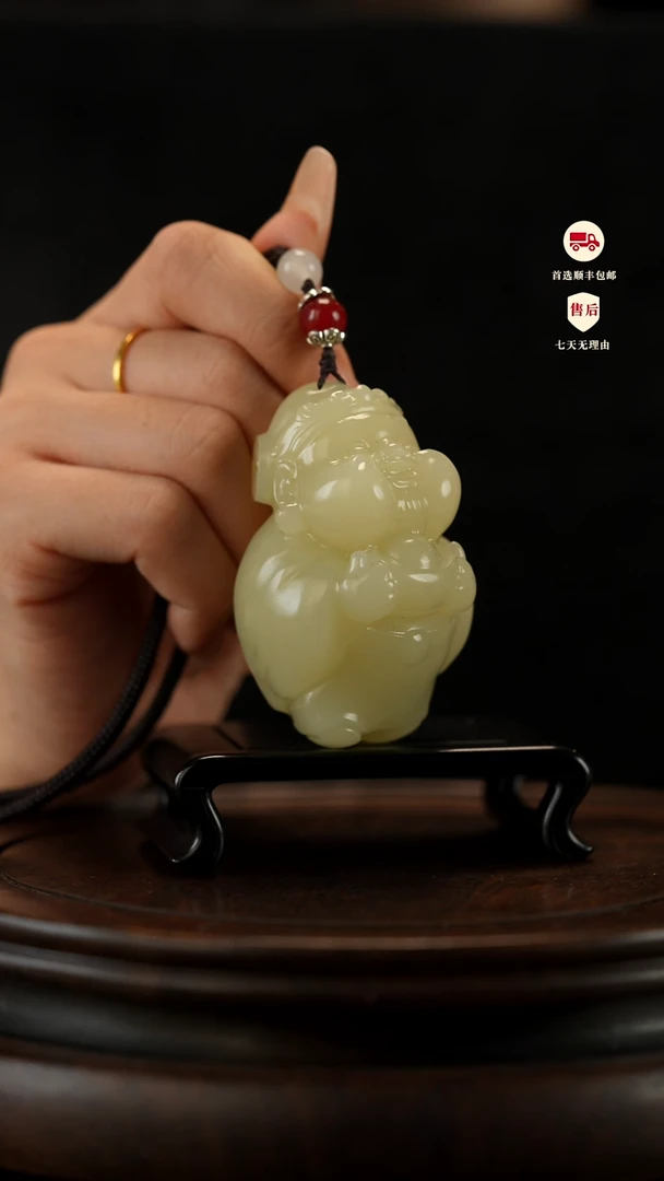 云南石竹叶青雕刻：丰盈在握手把件