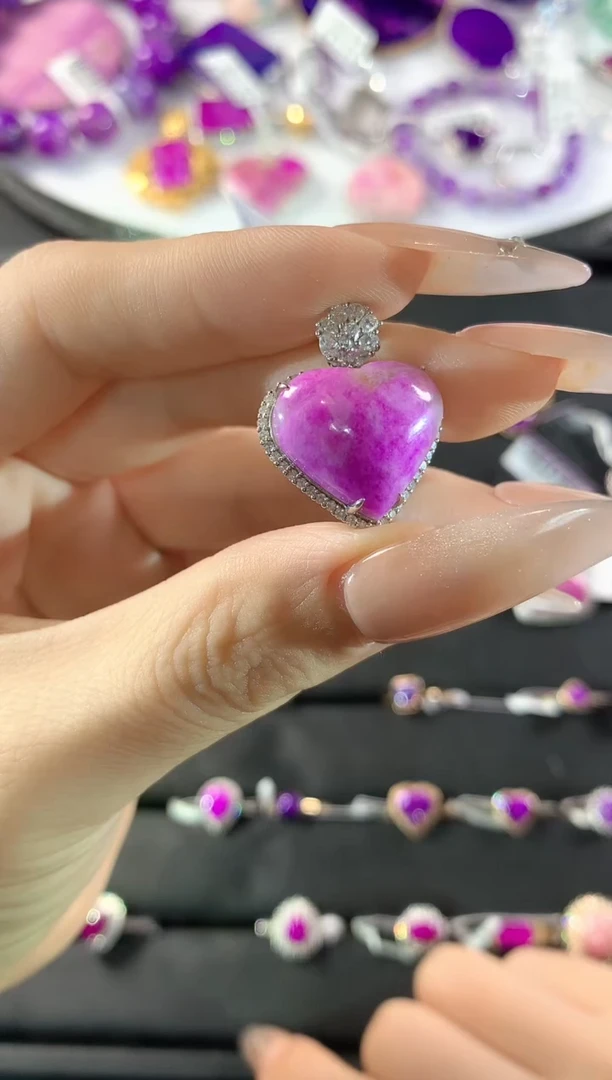 18K金镶嵌苏纪石（舒俱来）.吊坠