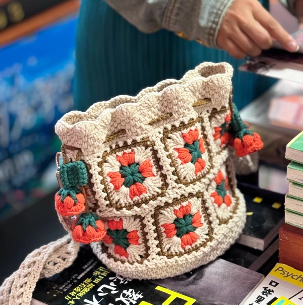 纯手工钩织复古郁金香花片束口斜跨包diy材料包毛线编织铃兰花