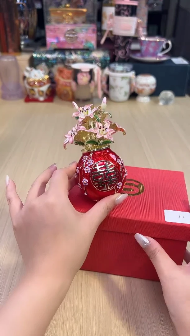 82七宝红色花瓶