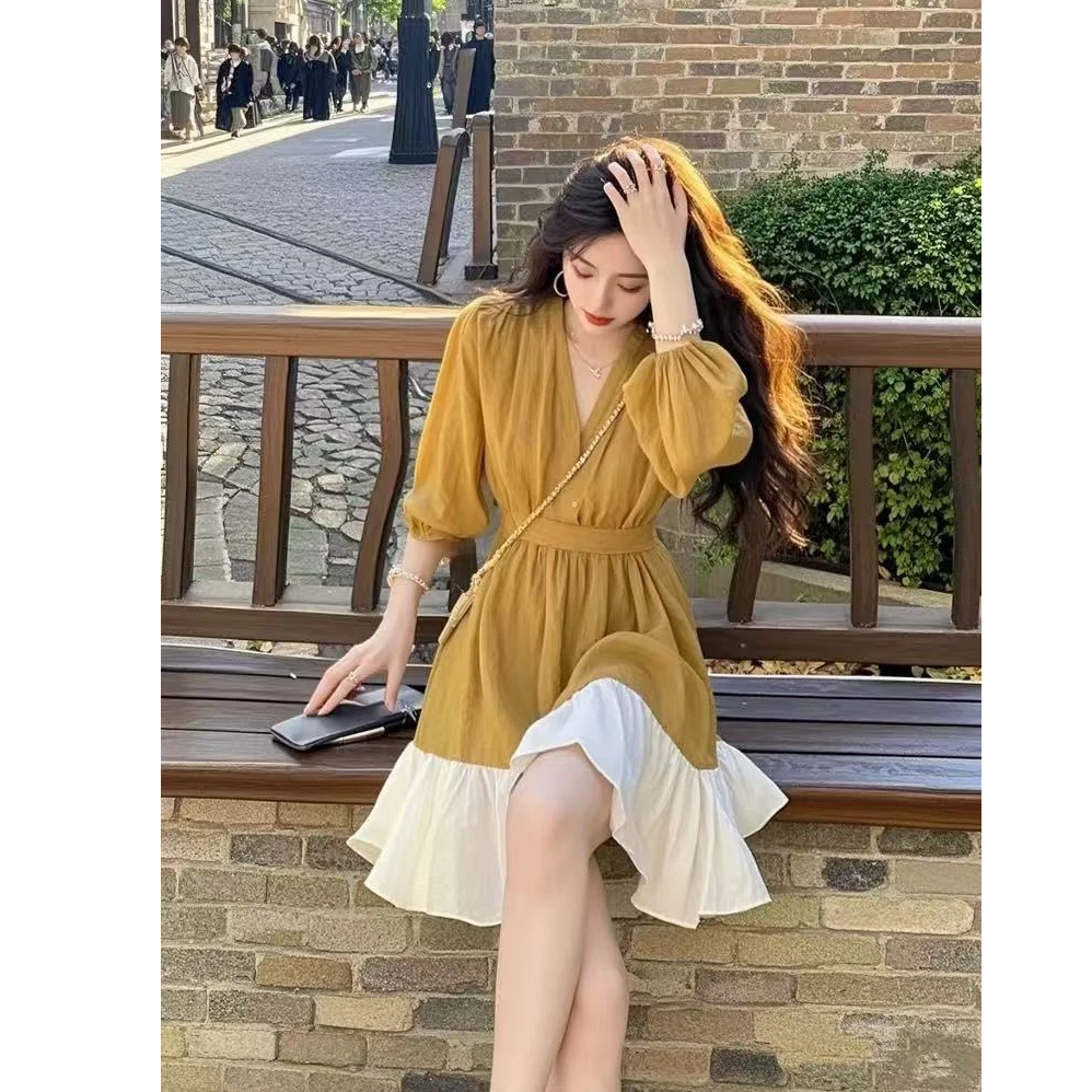 法式温柔风V领长袖连衣裙女春秋季高级设计感气质收腰度假短裙子