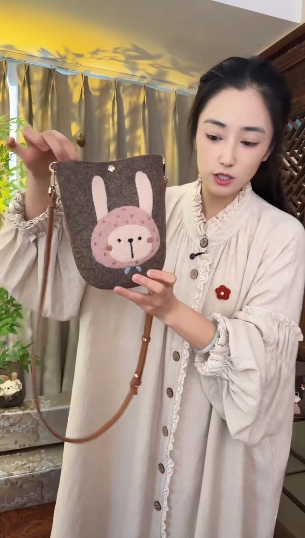 羊毛非遗纯手工包  手机包兔子
