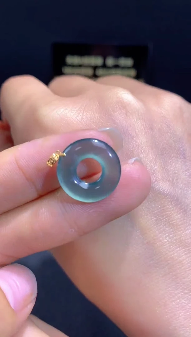 翡翠18K金镶嵌颈饰翡翠吊坠