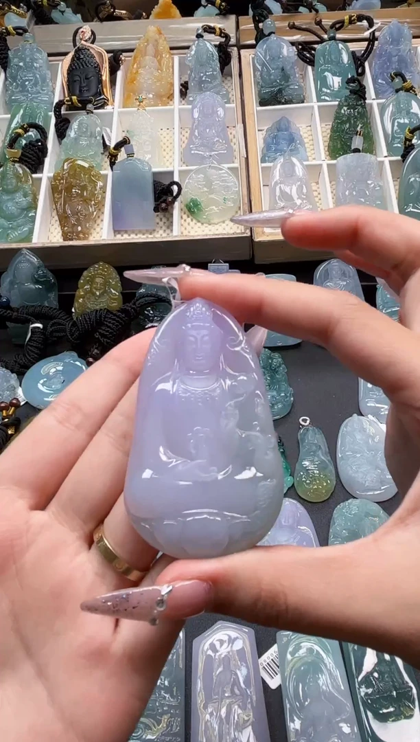 翡翠未镶嵌颈饰观音